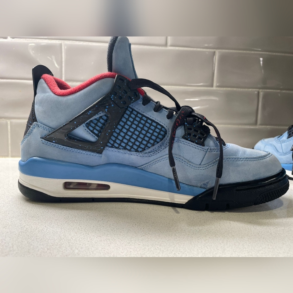 Travis Scott Jordan 4